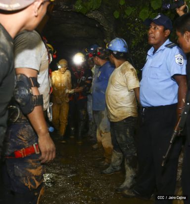 Rescatan con vida a 20 mineros