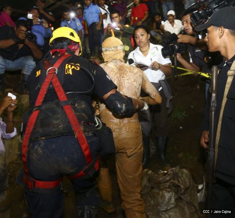 Rescatan con vida a 20 mineros
