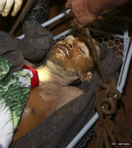 Rescatan con vida a 20 mineros