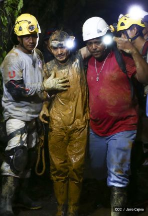 Rescatan con vida a 20 mineros