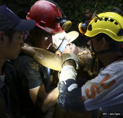 Rescatan con vida a 20 mineros