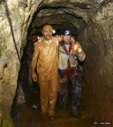 Rescatan con vida a 20 mineros