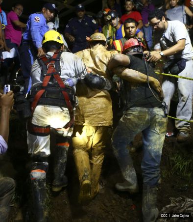 Rescatan con vida a 20 mineros