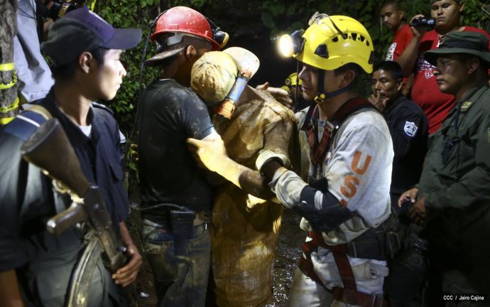 Rescatan con vida a 20 mineros