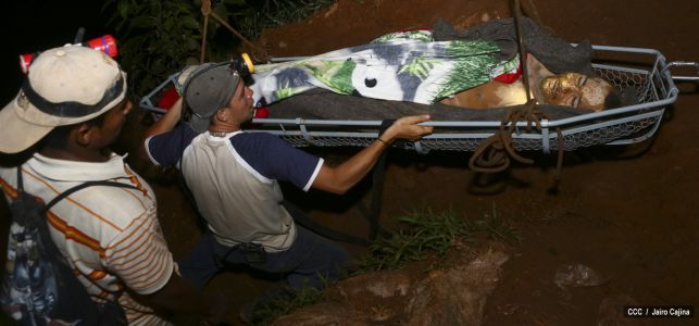 Rescatan con vida a 20 mineros