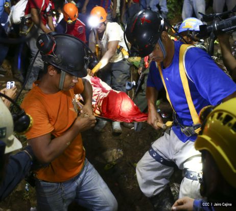 Rescatan con vida a 20 mineros