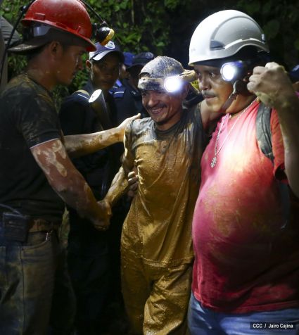 Rescatan con vida a 20 mineros