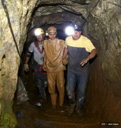 Rescatan con vida a 20 mineros