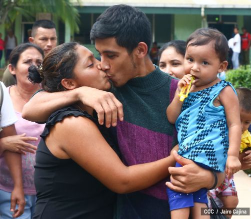 Mineros salen del Hospital de Bonanza