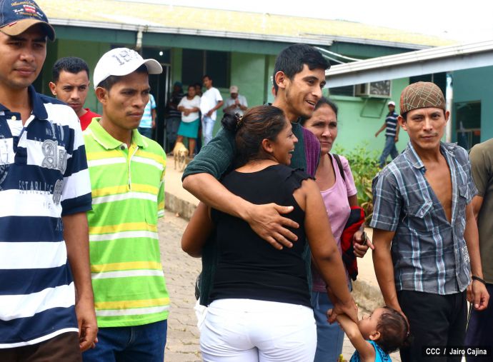 Mineros salen del Hospital de Bonanza