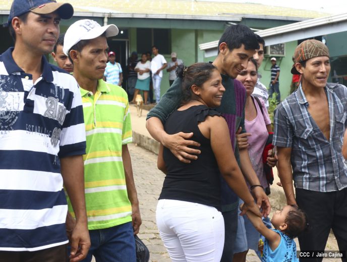 Mineros salen del Hospital de Bonanza