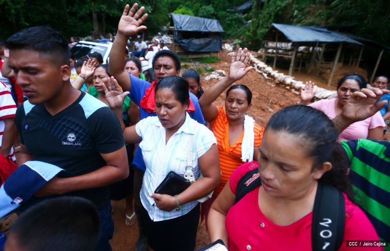 Familias de Bonanza en vigilia espiritual por mineros artesanales soterrados