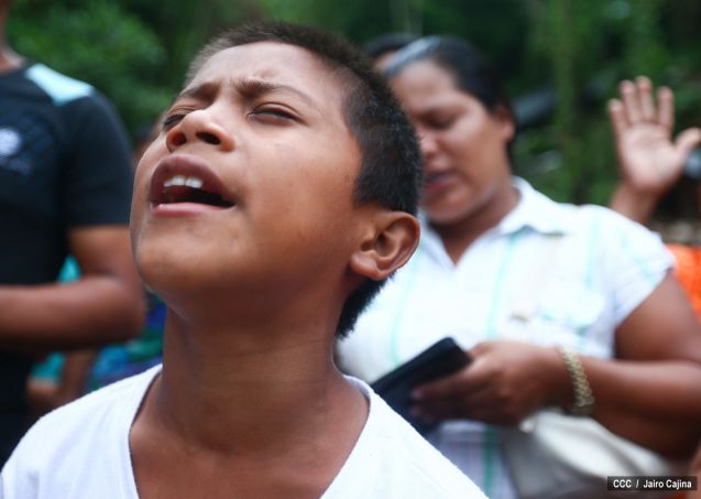 Familias de Bonanza en vigilia espiritual por mineros artesanales soterrados