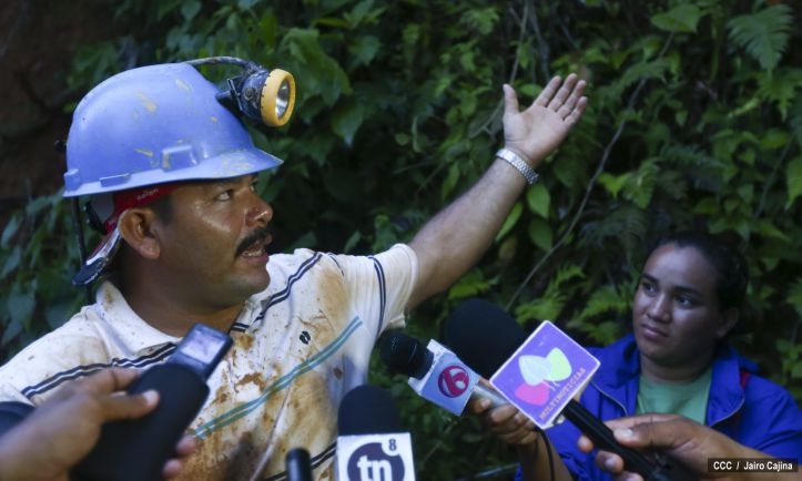 Familias de Bonanza en vigilia espiritual por mineros artesanales soterrados