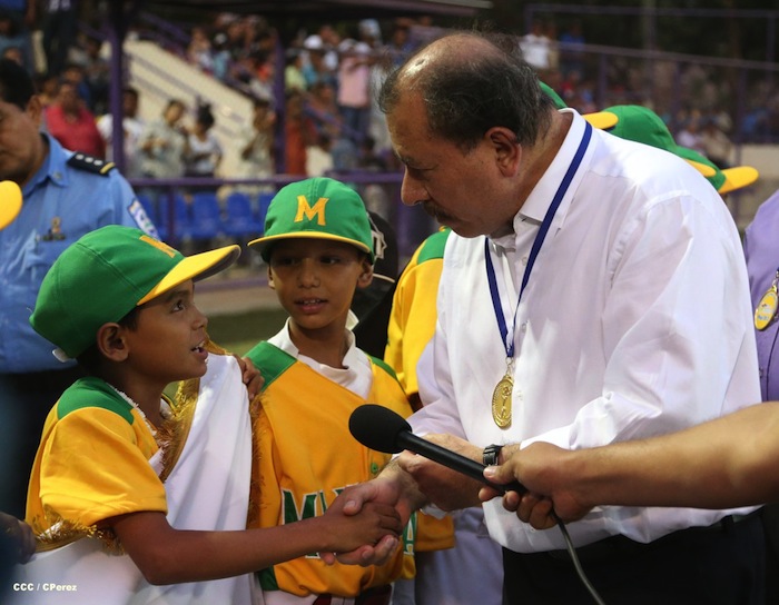 Presidente Daniel inaugura Estadio Béisbol Infantil 