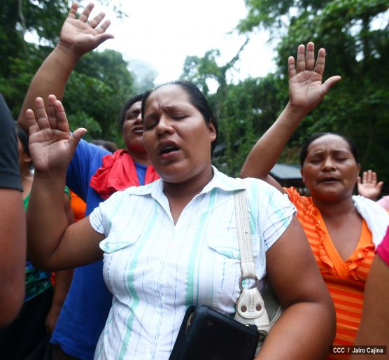 Familias de Bonanza en vigilia espiritual por mineros artesanales soterrados