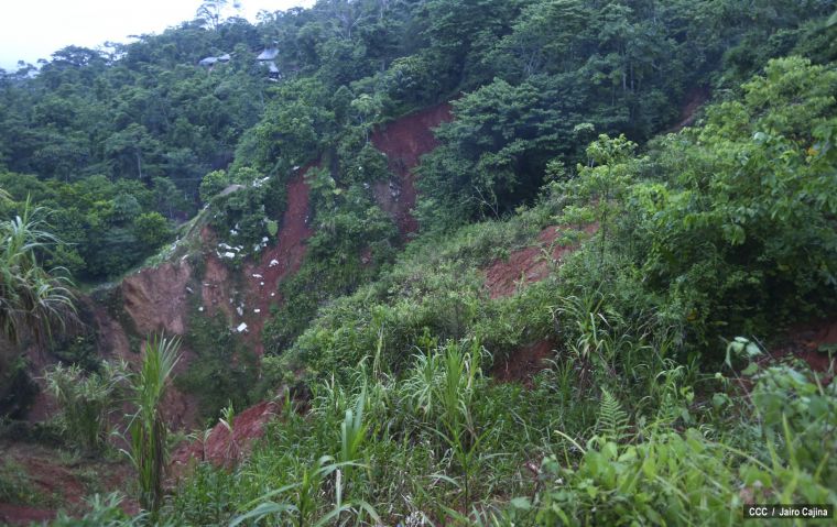 Familias de Bonanza en vigilia espiritual por mineros artesanales soterrados