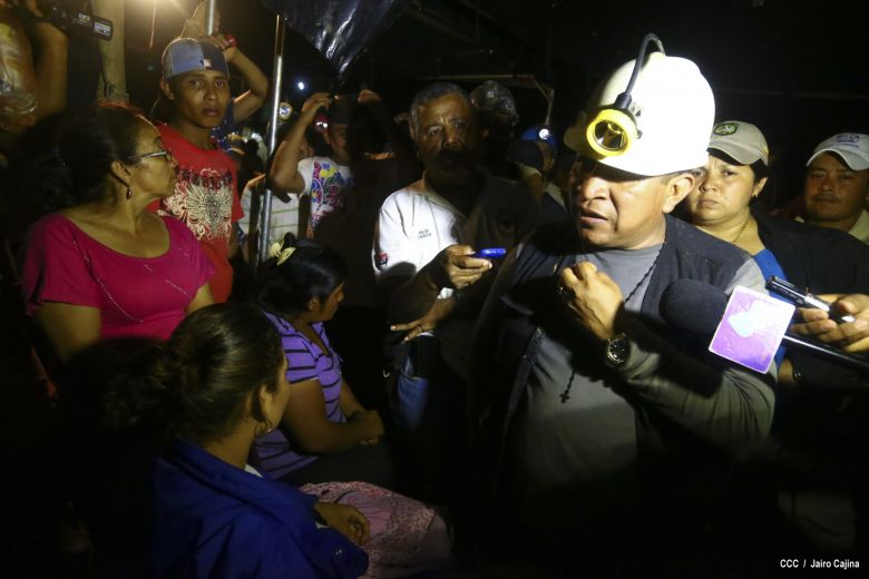 Familias de Bonanza resignadas ante dificultades en rescate de mineros