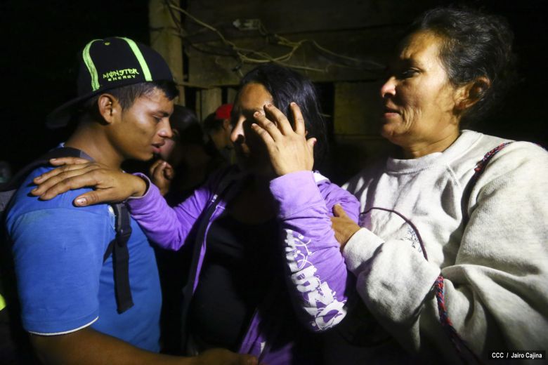 Familias de Bonanza resignadas ante dificultades en rescate de mineros