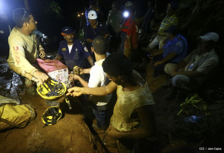 Familias de Bonanza resignadas ante dificultades en rescate de mineros