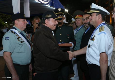 Daniel y Rosario conmemoran 35 Aniversario del Ejército de Nicaragua