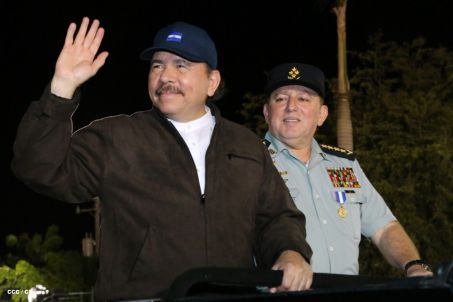 Comandante Daniel preside Desfile Militar en honor al 35 Aniversario del Ejército