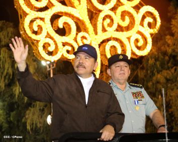 Comandante Daniel preside Desfile Militar en honor al 35 Aniversario del Ejército