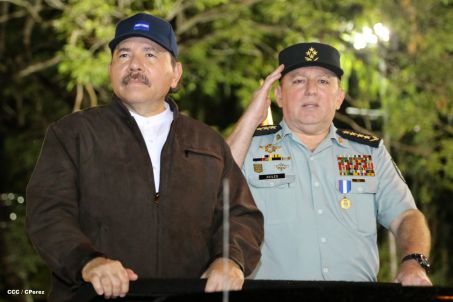 Comandante Daniel preside Desfile Militar en honor al 35 Aniversario del Ejército
