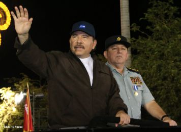 Comandante Daniel preside Desfile Militar en honor al 35 Aniversario del Ejército