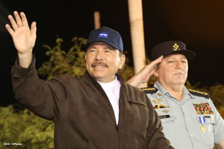 Comandante Daniel preside Desfile Militar en honor al 35 Aniversario del Ejército