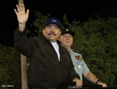 Comandante Daniel preside Desfile Militar en honor al 35 Aniversario del Ejército