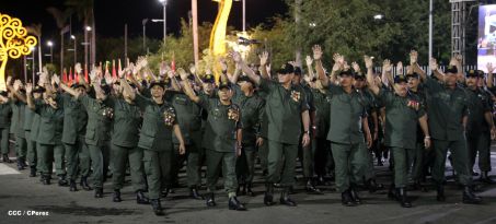 Comandante Daniel preside Desfile Militar en honor al 35 Aniversario del Ejército
