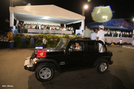 Comandante Daniel preside Desfile Militar en honor al 35 Aniversario del Ejército
