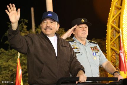 Comandante Daniel preside Desfile Militar en honor al 35 Aniversario del Ejército