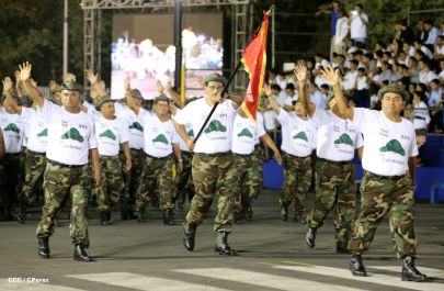 Comandante Daniel preside Desfile Militar en honor al 35 Aniversario del Ejército