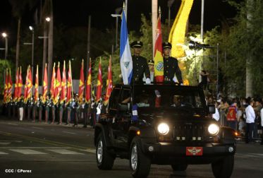 Comandante Daniel preside Desfile Militar en honor al 35 Aniversario del Ejército