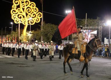 Comandante Daniel preside Desfile Militar en honor al 35 Aniversario del Ejército