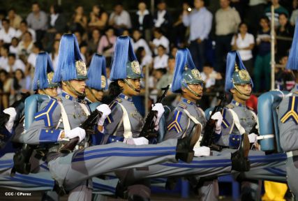 Comandante Daniel preside Desfile Militar en honor al 35 Aniversario del Ejército