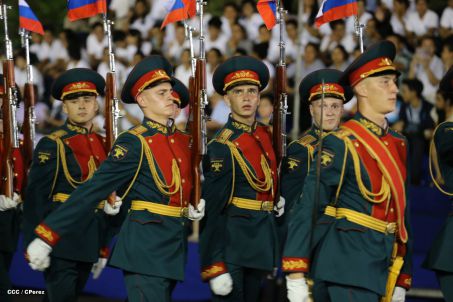 Comandante Daniel preside Desfile Militar en honor al 35 Aniversario del Ejército