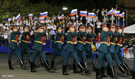 Comandante Daniel preside Desfile Militar en honor al 35 Aniversario del Ejército