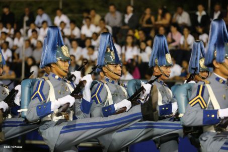 Comandante Daniel preside Desfile Militar en honor al 35 Aniversario del Ejército