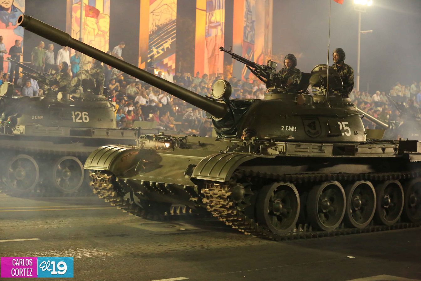 Comandante Daniel preside Desfile Militar en honor al 35 Aniversario del Ejército