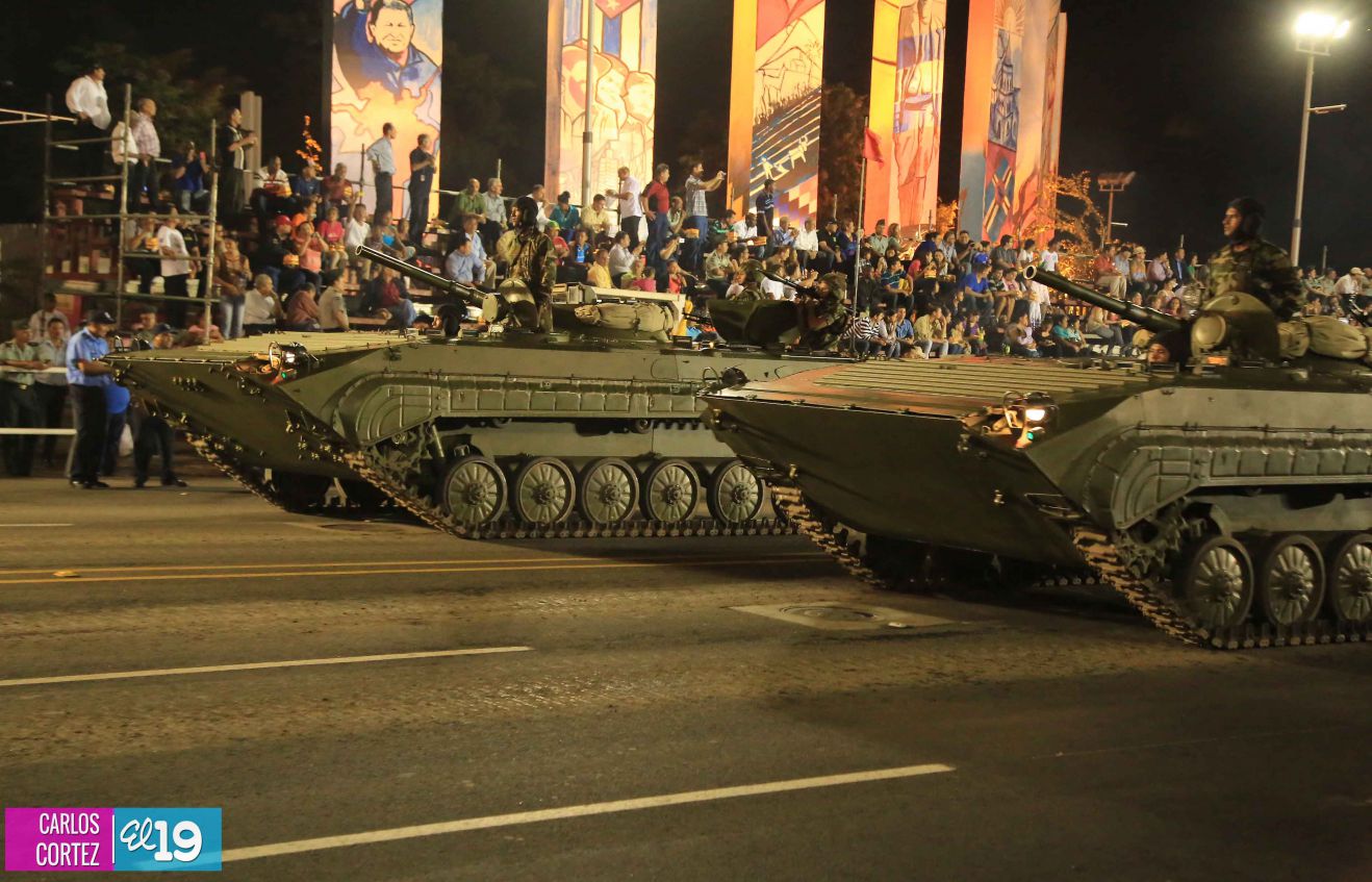 Comandante Daniel preside Desfile Militar en honor al 35 Aniversario del Ejército