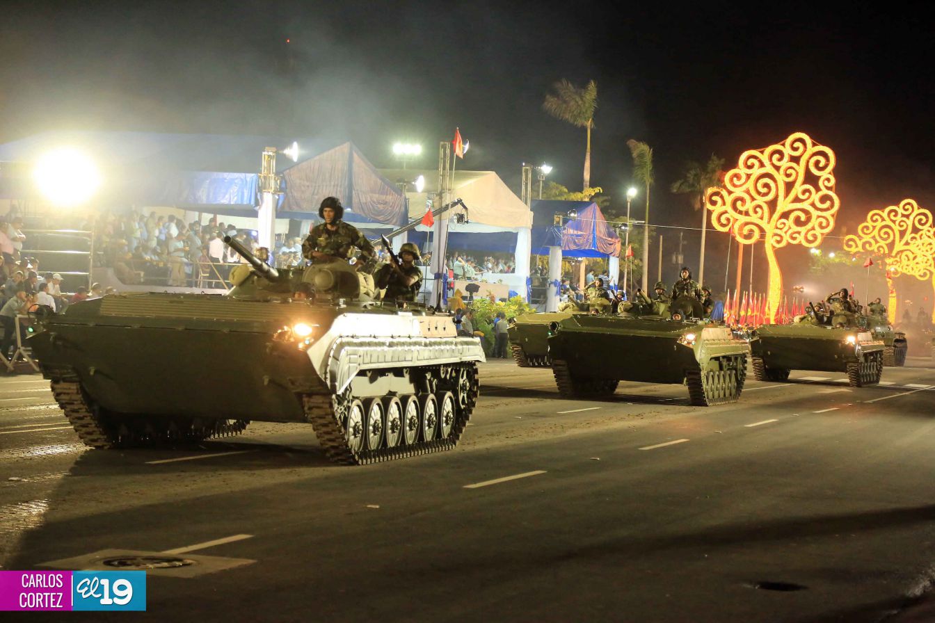 Comandante Daniel preside Desfile Militar en honor al 35 Aniversario del Ejército