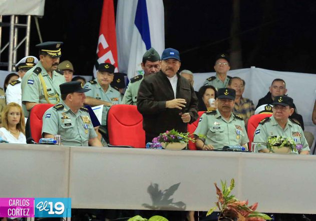 Comandante Daniel preside Desfile Militar en honor al 35 Aniversario del Ejército