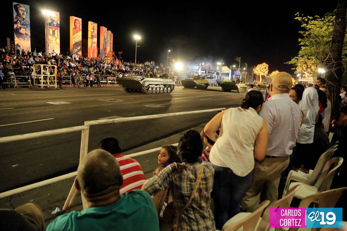 Comandante Daniel preside Desfile Militar en honor al 35 Aniversario del Ejército