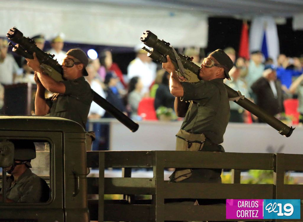 Comandante Daniel preside Desfile Militar en honor al 35 Aniversario del Ejército