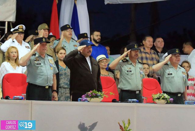 Comandante Daniel preside Desfile Militar en honor al 35 Aniversario del Ejército