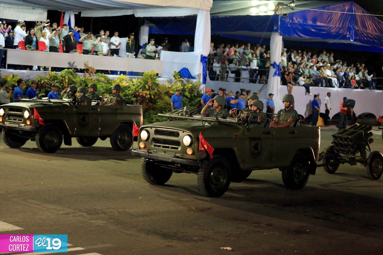 Comandante Daniel preside Desfile Militar en honor al 35 Aniversario del Ejército