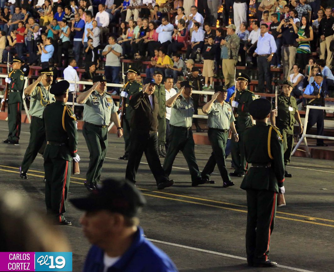 Comandante Daniel preside Desfile Militar en honor al 35 Aniversario del Ejército